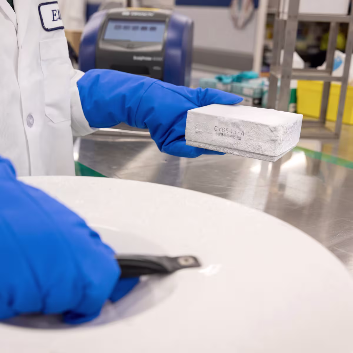 M5-125-490 ETIQUETAS MATE CRIOGÉNICAS DE POLIÉSTER FREEZERBONDZ CON CINTA  PARA USO DE LABORATORIOS PARA LA IMPRESORAS M5 -1" x 1.75"  