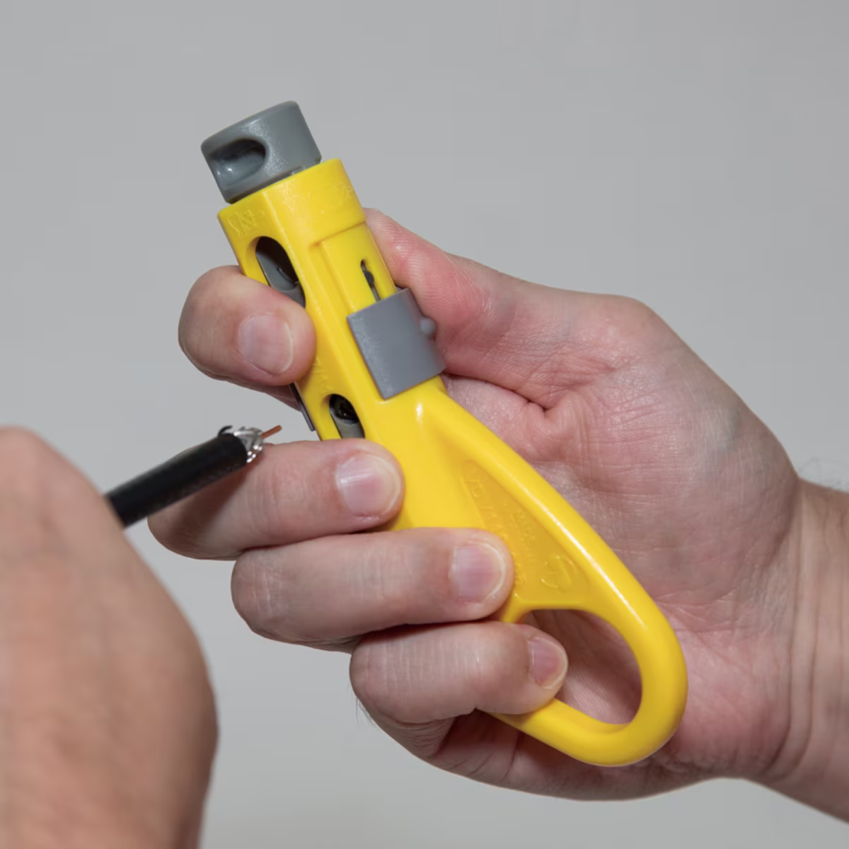 VDV110-095 HERRAMIENTA PELADOR DE CABLES COAXIALES RG59, RG6, RG6Q, RG11 Y RG7