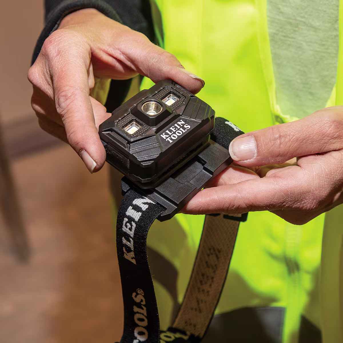 56062 LINTERNA FRONTAL RECARGABLE Y LUZ DE TRABAJO 300 L�MENES DE AUTONOM�A DURANTE TODO EL DIA