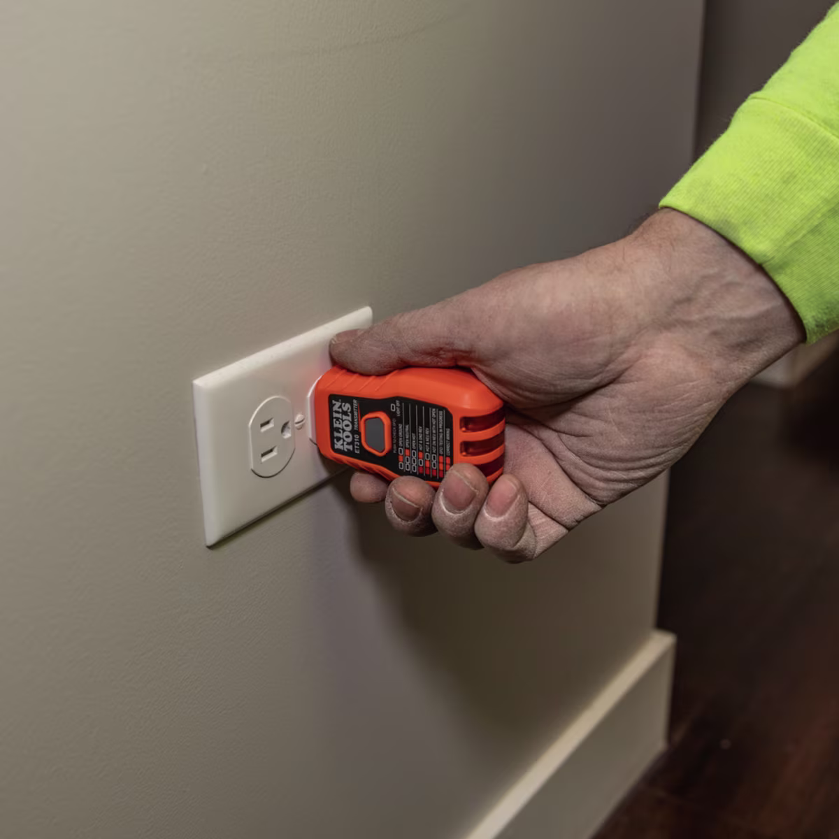 ET310 TESTER RASTREADOR DE BREAKERS CON PROBADOR GFCI DE TOMACORRIENTES