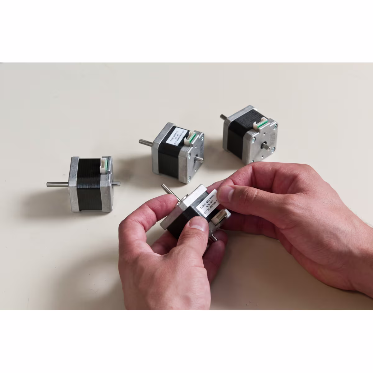 BR-M7-31-423 ROLLO DE ETIQUETA POLIESTER 1inH x 1.5inW BLANCO BRILLANTE BRADY