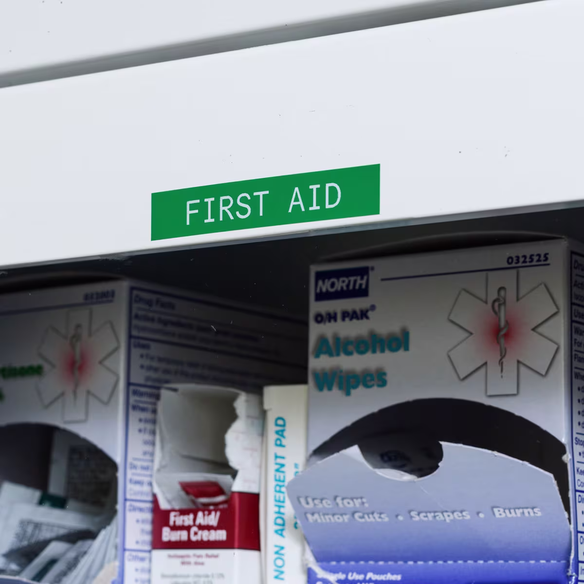 M21-750-595-GN CARTUCHO DE ETIQUETAS VINIL 0.75inW x 21ftL BLANCO S/VERDE BRADY