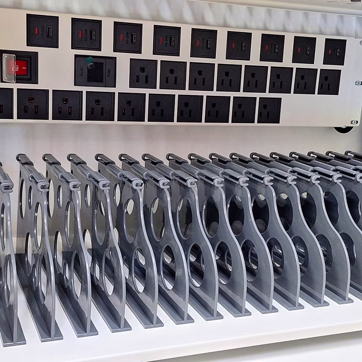 EDU36USB GABINETE PARA RECARGA DE DISPOSITIVOS CON BREAKER, PUERTOS USBC,  USB A Y 5-15R