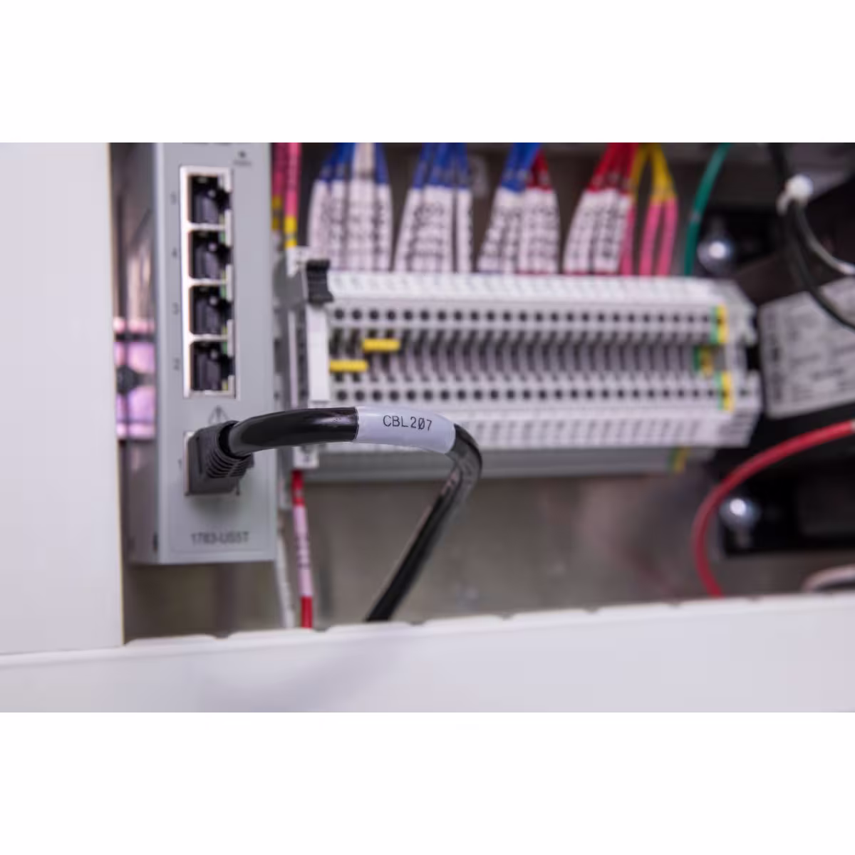 M4-91-427 CARTUCHO DE ETIQUETAS VINIL AUTOLAMINADA 1.5inH x 1inW NEGRO S/BLANCO BRADY