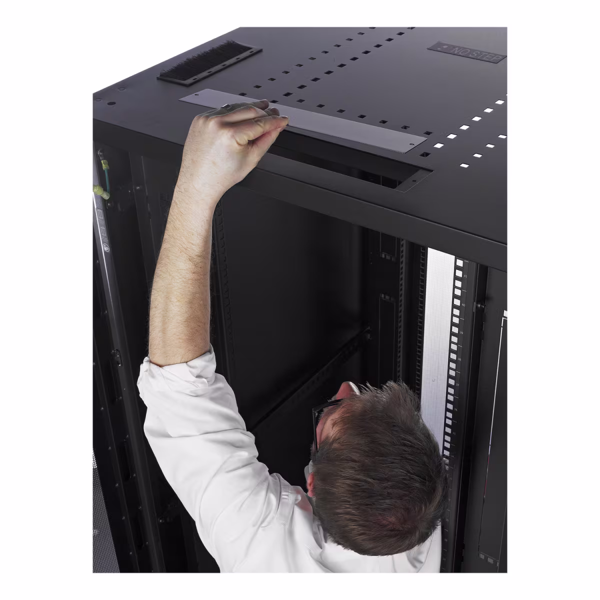 AR2400 GABINETE NETSHELTER DE PISO 42 RU 600X1060MM NEGRO PUERTA FRONTAL MALLA APC