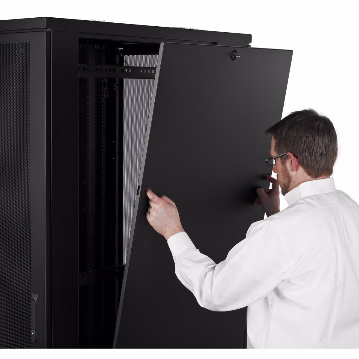 AR2400 GABINETE NETSHELTER DE PISO 42 RU 600X1060MM NEGRO PUERTA FRONTAL MALLA APC