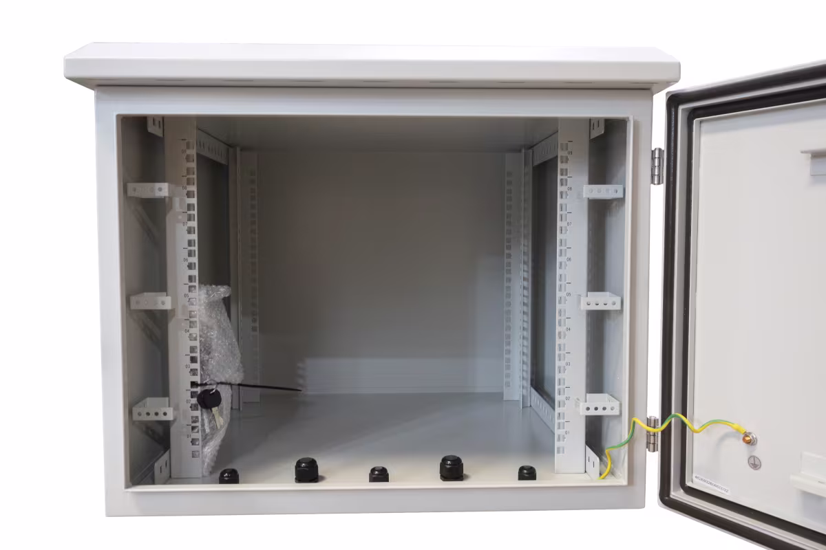 Gabinete Exterior CATCOM IP66 9U Poste | 60cm Profundidad