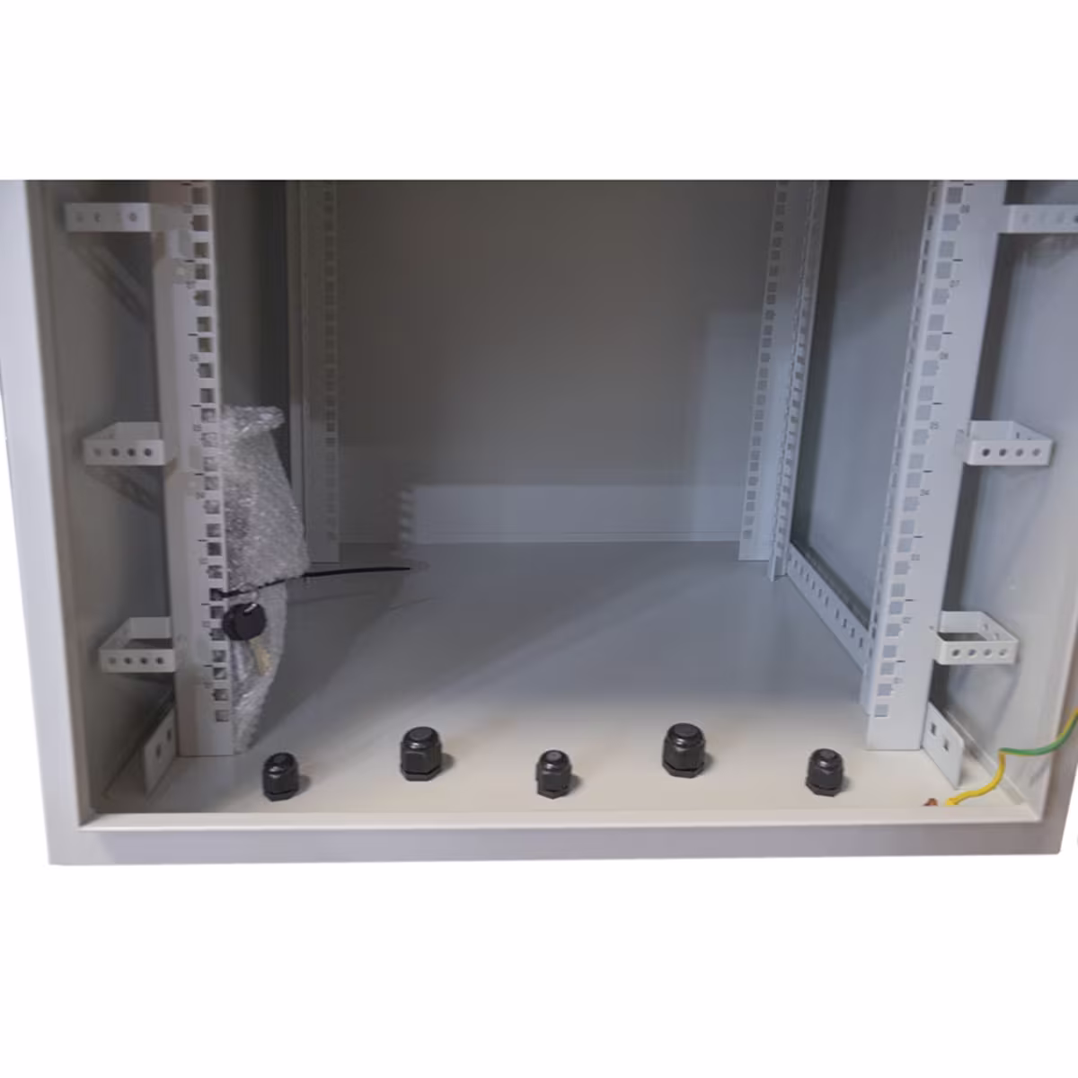 Gabinete Exterior CATCOM IP66 9U Poste | 60cm Profundidad