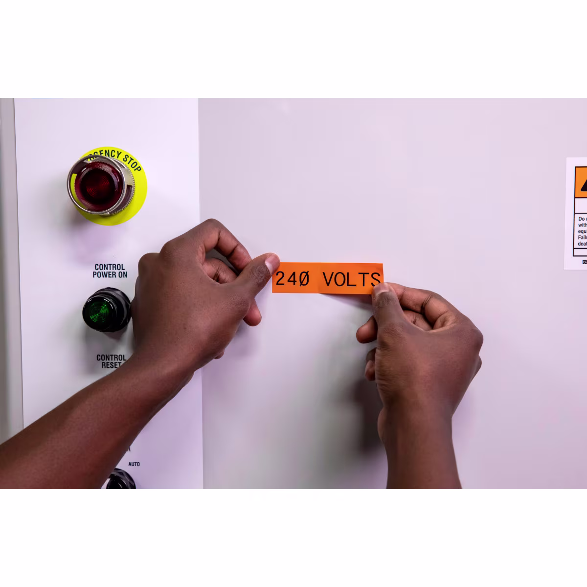 MC-1500-595-OR-BK CARTUCHO DE ETIQUETAS VINIL 1.5inW x 25ftL NEGRO S/ANARANJADO BRADY