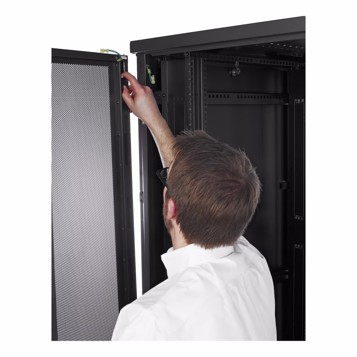 AR2400 GABINETE NETSHELTER DE PISO 42 RU 600X1060MM NEGRO PUERTA FRONTAL MALLA APC