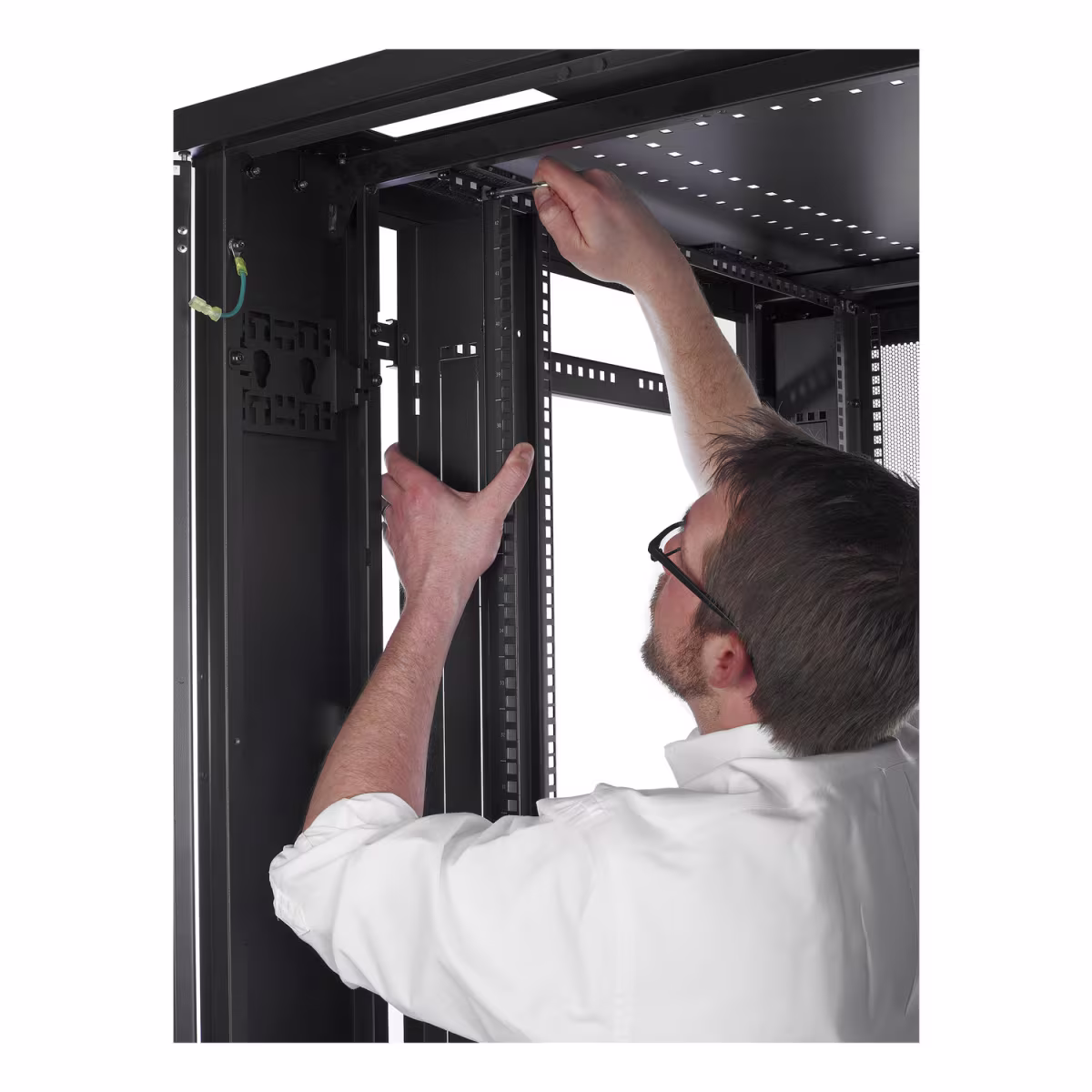 AR2400 GABINETE NETSHELTER DE PISO 42 RU 600X1060MM NEGRO PUERTA FRONTAL MALLA APC