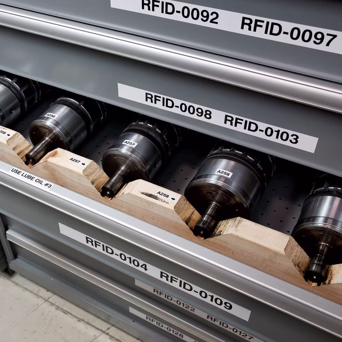 B30C-1125-595-WT ETIQUETA CONTINUA POLIESTER 1.125inW x 100ftL IN/OUTDOOR BLANCA BRADY