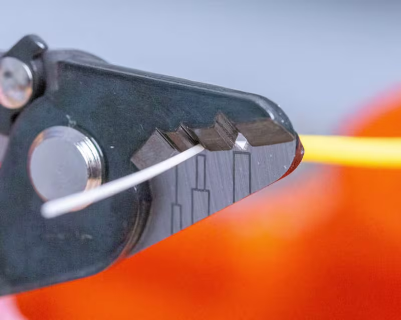 JIC-375 PELADOR PARA CABLES DE FIBRA OPTICA CON TRES RANURAS