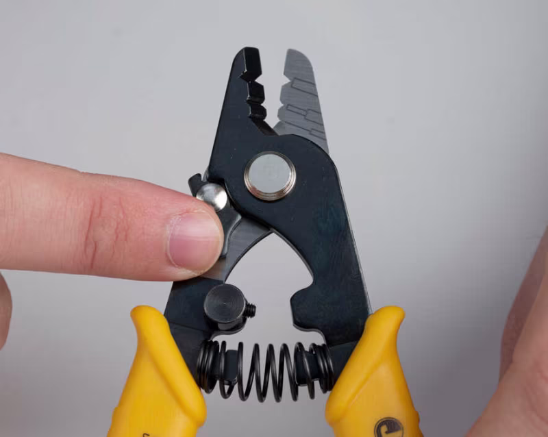 JIC-375 PELADOR PARA CABLES DE FIBRA OPTICA CON TRES RANURAS