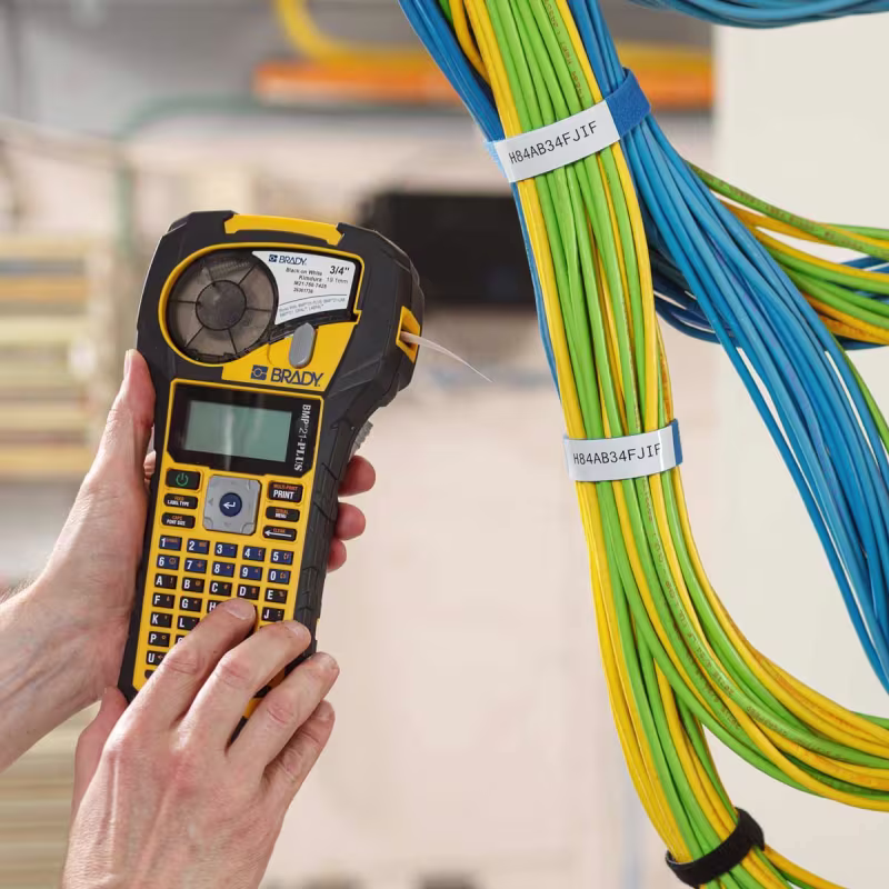 M21-500-414 CARTUCHO DE ETIQUETAS POLIESTER 0.50 inW x 10 ftL NEGRO S/BLANCO, BRADY