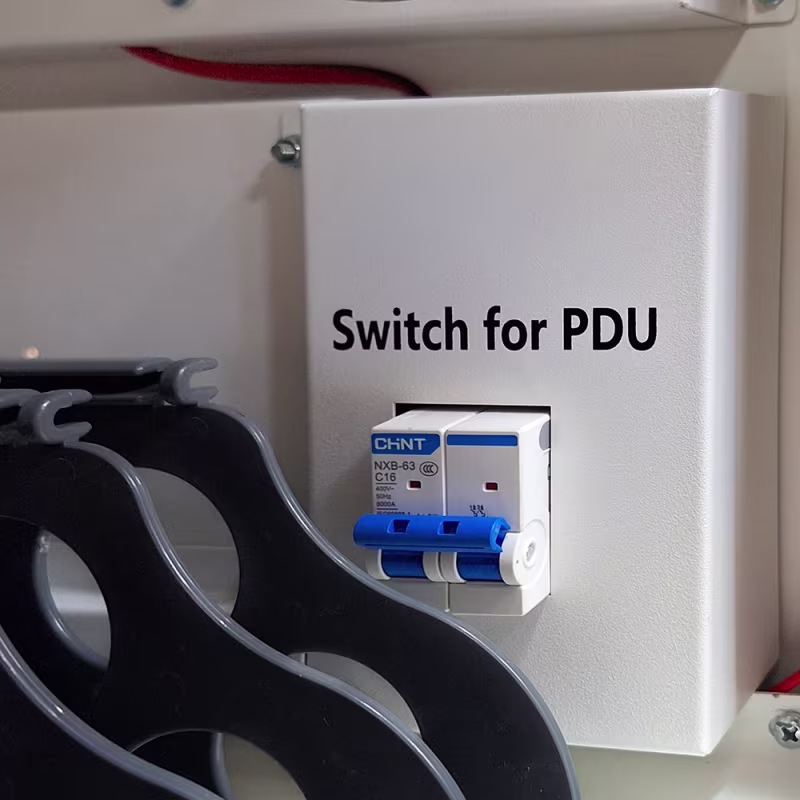 EDU36USB GABINETE PARA RECARGA DE DISPOSITIVOS CON BREAKER, PUERTOS USBC,  USB A Y 5-15R