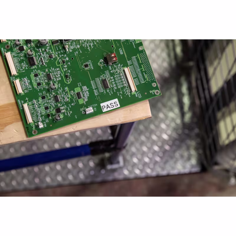 M-90-422	CARTUCHO DE ETIQUETAS POLIESTER 0.75inH x 1.5inW NEGRO S/BLANCO BRADY