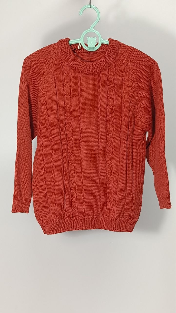 Maglione in lana merino con motivo a trecce, lavorato a mano per bambini di 5/6 anni. La lana merino è morbida e termoregolante, perfetta per le stagioni di transizione e l'inverno. Un capo che cresce con il bambino, facile da indossare e da curare. €28,00.