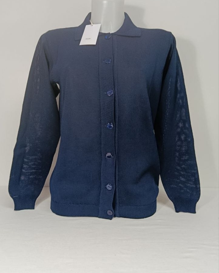 Giacca in cotone lavorata a mano con collo a camicia, taglia M. Un capo versatile che si adatta a diversi stili, dal casual all'elegante, perfetto per le mezze stagioni. La lavorazione artigianale garantisce una vestibilità attenta ai dettagli. €55,00.