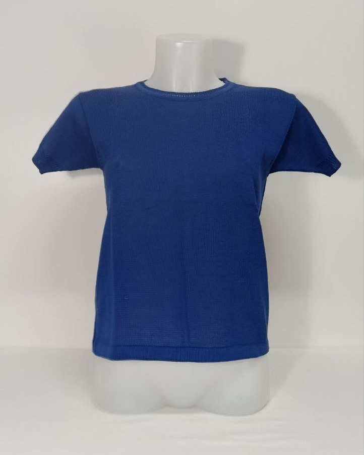 Maglietta in cotone a manica corta, lavorata a mano con la cura artigianale che contraddistingue ogni pezzo di M&M Manifatture. Un capo leggero e versatile, perfetto per la stagione calda, che si indossa con facilità e regala una sensazione di comfort naturale. Taglia M. €35,00.