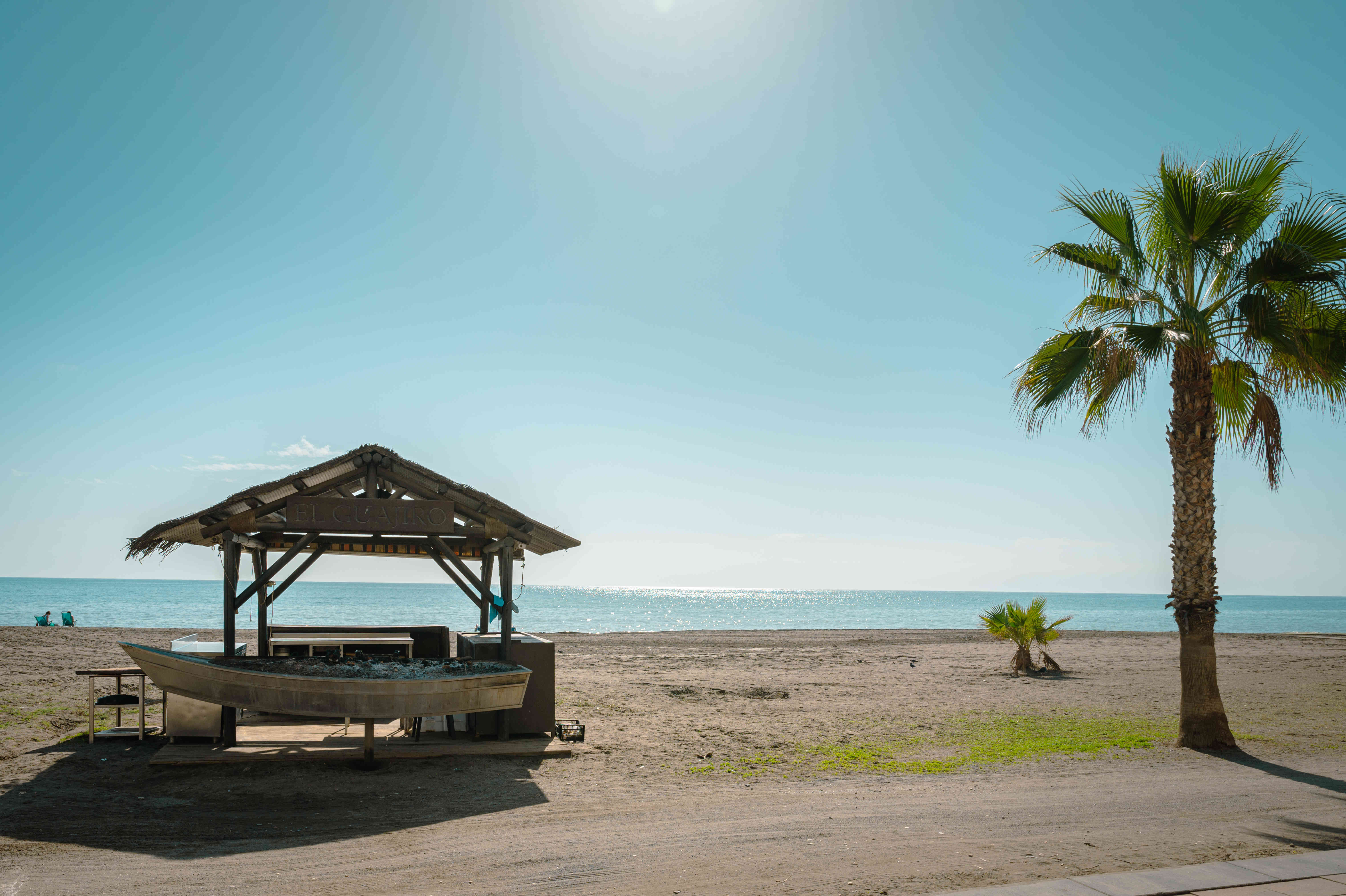 Playa junto a casita barrio pescadores