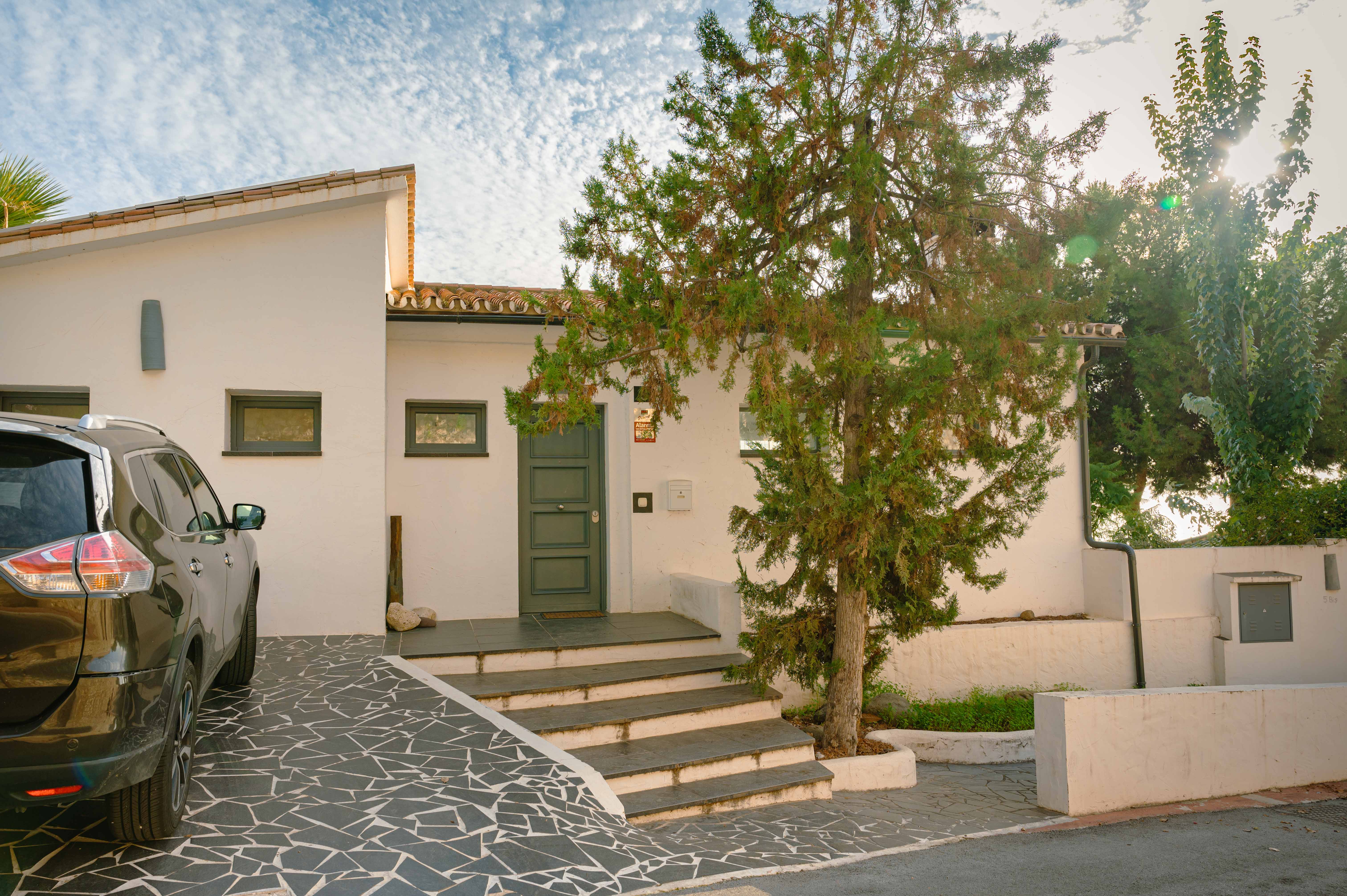 Entrada con parking privado villa Málaga