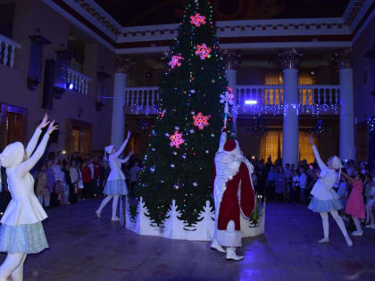 На благотворительной елке в драматическом театре одаренных ребят поздравили с Новым годом