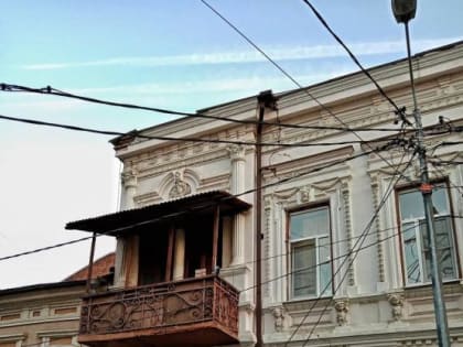 В Ростове пешеходам запретили ходить возле разрушающегося дома на улице Шаумяна