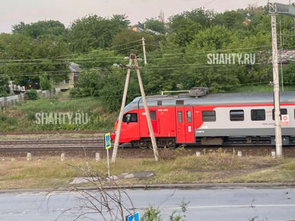 Электричка протаранила машину, выехавшую на железнодорожные пути в Ростовской области