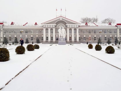 С Новым Годом и Рождеством поздравляют волгодонцев Юрий Мариненко и Сергей Ладанов