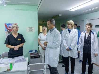 Первый вице-спикер Совфеда Андрей Яцкин посетил таганрогский роддом