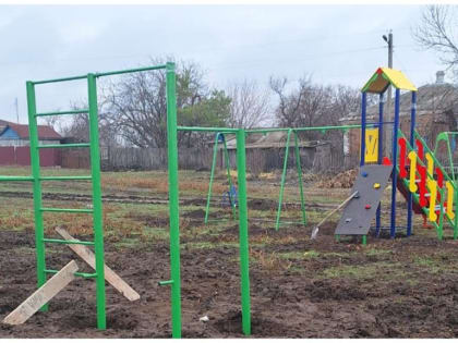 Новая детская площадка в хуторе Крымском