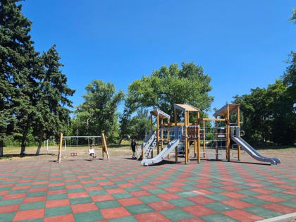 В поселке Ковалевка завершается оборудование детской площадки