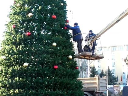 На площади Победы в Волгодонске установили и украсили новую искусственную елку