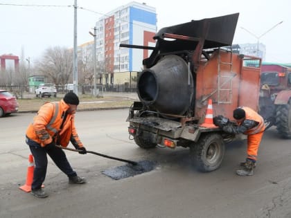 Ямочный ремонт на дорогах Волгодонска ведут даже при минусовой температуре