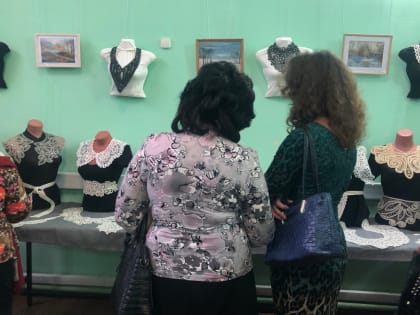 Выставка «Февральские кружева» открылась в библиотеке Таганрога
