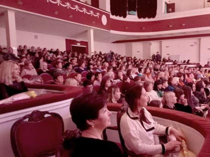 Жительницы Новочеркасска принимали поздравления с 8 Марта в Донском театре