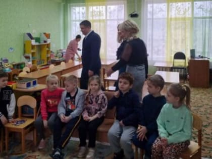Александр Лотарев, глава Администрации города Зверево посетил детский сад «Мишутка».