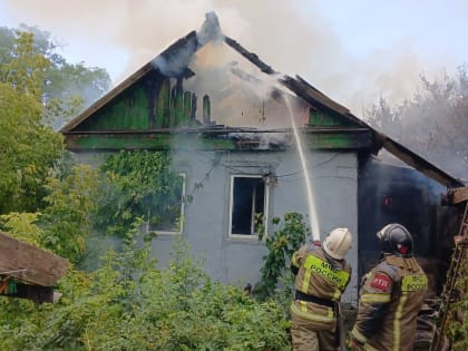 В Миллерово на пожаре пострадало два соседних дома