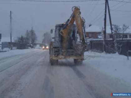 Снегоуборочная техника вышла на улицы Миасса ночью