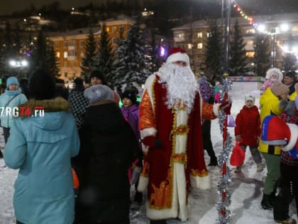 Праздник к нам приходит. В Златоусте на площади перед ДК «Металлург» открыли зимний городок