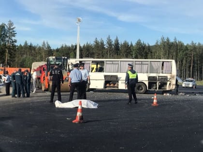 На Южном Урале автобус с пассажирами врезался в бензовоз