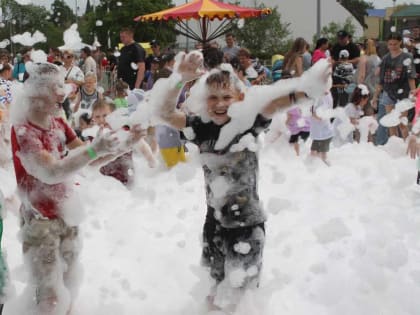 Городской парк накрыло пеной