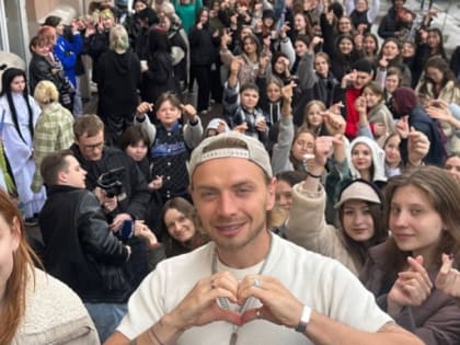 Фанаты кей-попа выстроились в гигантскую очередь на открытии корейского стритфуда CHICKO