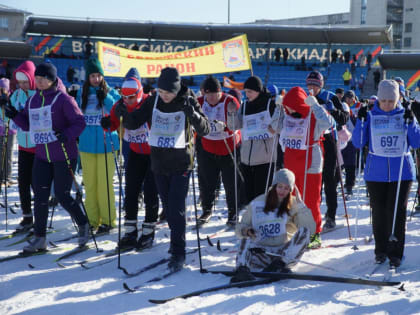 На старт «Лыжни России» в Челябинске вышло больше пяти тысяч человек