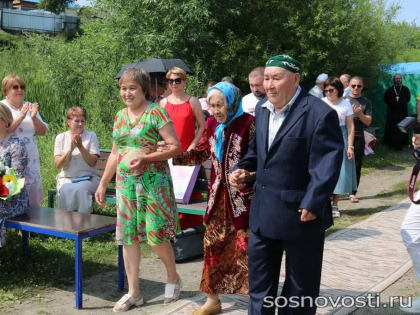 День семьи на берегу Зюзелги: бриллиантовая свадьба и четыре новые семьи