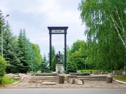 Идут работы по благоустройству сквера Победы