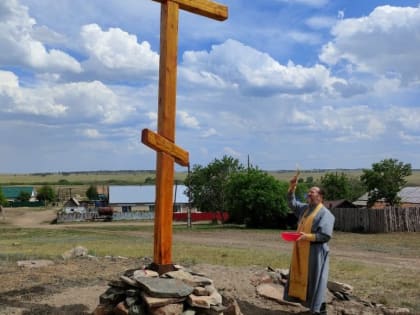 Установили Поклонный крест на месте старой церкви