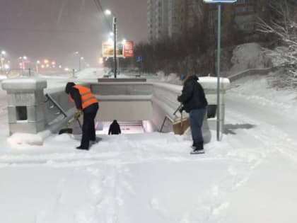 В Челябинске дорожники борются с последствиями снегопада