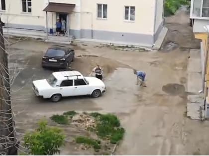 В Челябинске человек, называющий себя полицейским, переехал двух людей